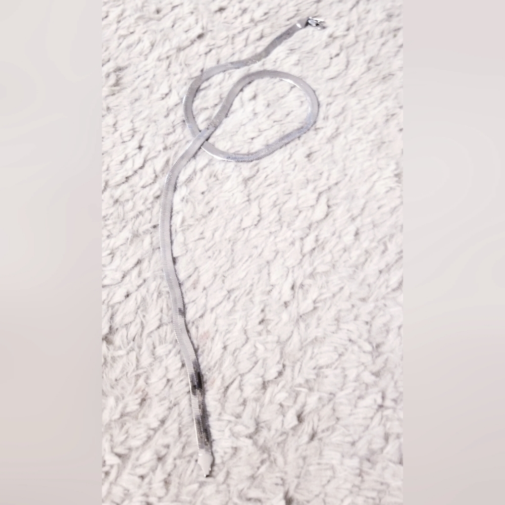 New 18k white gold 22in herrignone necklace